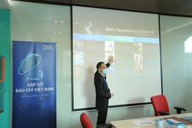 Тан Джи Тун, управляющий директор IBM Vietnam, представил свои программы по подготовке будущих кадров Вьетнама. - Фото Интернет