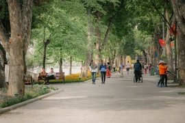Озеро имело несколько имен, включая Луктхуи, Тавонг, Хыувонг и Тхуикуан. Нынешнее название “Хоанкием”, которое переводится как “Озеро возвращенного меча”, восходит к XV веку. Это место связано с легендой, в которой король Ле Тхай То возвращает меч священн