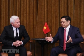 Премьер-министр Фам Минь Тьинь устроил прием для президента Pacific Land Group Патрика МакКиллена. (Фото: Зыонг Жанг / ВИА)