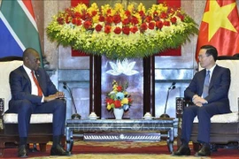  Президент Во Ван Тхыонг (справа) и заместитель президента ЮАР Пол Машатиль на встрече в Ханое 14 декабря (Фото: ВИA)