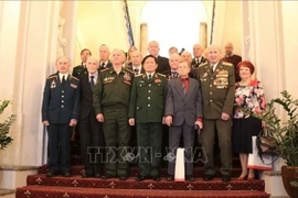 Министр национальной обороны генерал Нго Суан Лить (в центре, первый ряд) позирует для групповой фотографии с российскими ветеранами войны (Фото: ВИА)