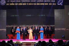 Представитель SUNSTAR получает Национальную премию качества - Global Performance Excellence Award - (GPEA) 2019-2020 (фото любезно предоставлено фирмой)