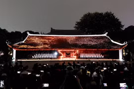 Презентация 3D-мэппинга в зале Тхайхок рассказывает о конфуцианстве и истории первого вьетнамского императорского университета Ванмьеу - Куок Ты Жам. (Фото: ВИА) 
