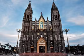 Католическая церковь Хынг Нгиа в Намдине построена в готическом архитектурном стиле. (Фото: VNP/ВИА) 