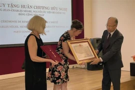 Посол Вьетнама во Франции Нгуен Тоан Тханг (первый справа) передает Орден Дружбы представителю семьи Жан-Шарля Негре (Фото: ВИА)