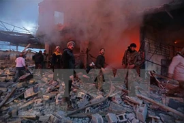 Сирийская гражданская оборона (Белые каски) и поддерживаемые Турцией сирийские военнослужащие разыскивают жертв в результате взрыва автомобильной бомбы возле контрольно-пропускного пункта безопасности в городе Азаз на севере провинции Алеппо недалеко от г