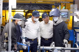 Министр Дао Нгок Зунг на встрече с вьетнамскими стажерами в Taisei Industry Company. (Фото: ВИА)