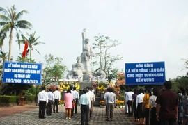 Люди у памятника Шонгми (Фото: sggp.org.vn)