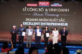 Выдающиеся предприниматели на церемонии. (Фото: https://tienphong.vn/) 