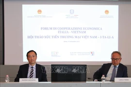 Посол Зыонг Хай Хынг и президент Агентства Италии по содействию торговле (ICE) Карло Ферро, на вьетнамско-итальянском форуме по содействию торговле. (Фото: ВИА) 