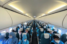 Пассажиры на борту самолета Vietnam Airlines (фото любезно предоставлено Vietnam Airlines)