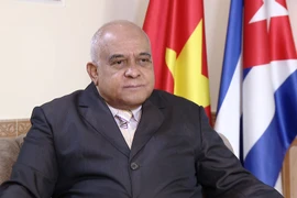 Посол Кубы во Вьетнаме Орландо Николас Эрнандес Гильен дает интервью корреспонденту ВИА по случаю Нового года. (Фото: ВИА)