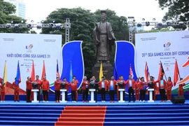 Представители министерства, городского народного комитета и посольств стран Юго-Восточной Азии присоединились к ритуалу, чтобы начать отсчет времени до начала SEA Games 31 (Фото: ВИА)