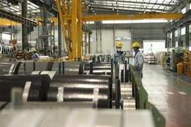 Рабочие производят стальной прокат на экспорт на предприятии JFE Shoji Steel Hai Phong в промышленном парке VSIP Hai Phong. (Фото: ВИА)