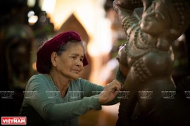 80-летняя мастер Чыонг Тхи Гать заканчивает создание танцовщицы апсары. (Фото: VNP/ВИА) 