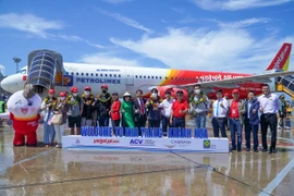 Пассажиры первого рейса Vietjet Air из Сеула в Нячанг. (Фото: vietjetair.com)