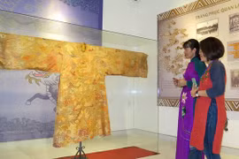 Один из костюмов чиновников династии Нгуен, представленных на выставке. (Фото: ВИА)