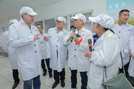 Министра сельского хозяйства Калужской области интересуется способом управления молочным стадом концерна TH Group с помощью чипа Perometer, который крепится к ноге каждой коровы. 
