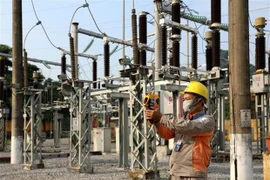 Сотрудник компании EVN Hoa Binh осматривает трансформаторную подстанцию 119 кВ в провинции Хоабинь. (Фото: ВИА) 