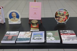 Книги с участием покойного президента Хо Ши Мина, основателя Коммунистической партии Вьетнама, представлены на семинаре. (Фото: ВИА)