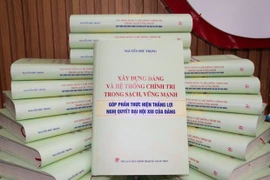 Книга о «построении чистой, сильной Партии и политической системы для содействия успешному выполнению Резолюции 13-го съезда КПВ». (Фото: nhandan.vn)