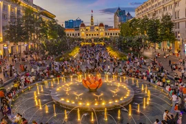 Смотря сверху городская архитектура Хошимина выглядит современной и гармонично сочетается с множеством впечатляющих зданий, примыкающих к реке Сайгон. (Фото: ВИА) 