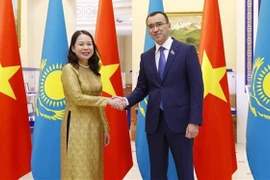 Вице-президент Во Тхи Ань Суан и председатель Сената Парламента РК Маулен Ашимбаев (Фото: ВИА)