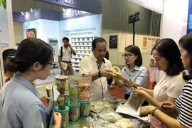 Продовольственные товары на выставке в Хошимине (Фото: ВИА)