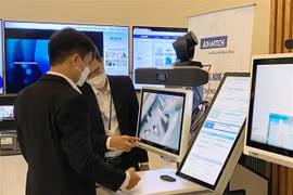 Представитель корпорации Advantech Viеtnam знакомит клиента с современным медицинским оборудованием, предназначенным для «умной» больницы в провинции Ниньтхуан, 8 января 2022 года. (Фото: ВИА)