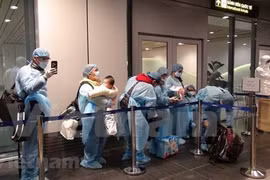 Люди прибывают в международный аэропорт Вандон (Куангнинь) из Европы. (Фото: ВИА)