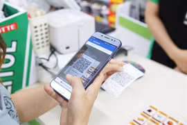 Покупатель оплачивает товар с помощью QR-кода. Создание цифровой валюты также может помочь ускорить развитие цифровой экономики Вьетнама. (Фото: ВИА)