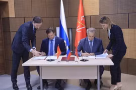 Подписание меморандума о взаимопонимании между комитетом Коммунистического союза молодежи им. Хо Ши Мина города Хошимина и Комитетом по молодежной политике и связям с НПО Санкт-Петербурга на телеконференции (Фото: ВИА)