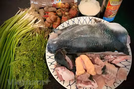 1 Чтобы приготовить Ча-ка Лавонг, ее нарезают небольшими кусочками, затем маринуют с куркумой, чесноком, луком-шалотом, сахаром и рыбным соусом. Рыбу заранее готовят на гриле или запекают, а потом просто обжаривают в раскаленной чугунной сковороде для пол