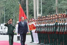 Генеральный секретарь партии То Лам, который также является секретарем Центральной военной комиссии, приезжает на мероприятие (Фото: ВИA)