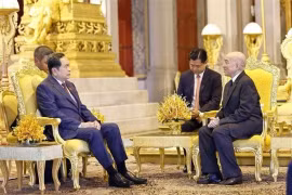 На встрече короля Камбоджи Нородома Сиамони (справа) с председателем Национального собрания Вьетнама Чан Тхань Маном. (Фото: ВИA)