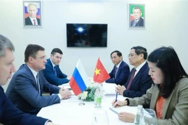 Премьер-министр Фам Минь Тьинь (в центре справа) принимает вице-премьера правительства РФ Александра Новака (в центре слева). (Фото: ВИA)