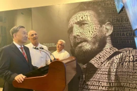 То Лам осматривает Центр Фиделя Кастро в Гаване в рамках своего официального визита на Кубу в качестве министра общественной безопасности. (Фото: ВИA)