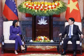 Президент государства Лыонг Кыонг (справа) и исполнительный вице-президент Венесуэлы Делси Родригес Гомес. (Фото: ВИA)
