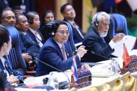 Премьер-министр Фам Минь Тьинь выступает на пленарном заседании 44-го саммита АСЕАН во Вьентьяне 9 октября. (Фото: ВИA)