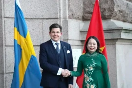 Спикер Риксдага Андреас Норлен (слева) приветствует государственного вице-президента Вьетнама Во Тхи Ань Суан. (Фото: ВИA)