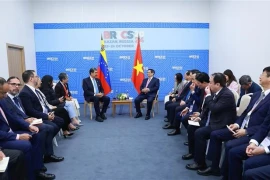 Премьер-министр Фам Минь Тьинь (справа в центре) встречается с президентом Венесуэлы Николасом Мадуро. (Фото: ВИA)