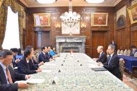 Встреча министра иностранных дел Вьетнама Буй Тхань Шона с вице-президентом Палаты советников Японии Нагахамой Хироюки 9 августа (Фото: ВИA)