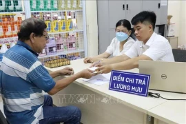 Пожилые люди в Хошимине получают пенсии в районных почтовых отделениях - Иллюстративное изображение (Фото: ВИA)