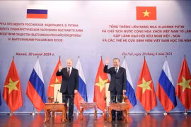 Президент Вьетнама То Лам (справа) и его российский коллега Владимир Путин во время сердечной встречи с руководителями Общества вьетнамско-российской дружбы и вьетнамскими выпускниками, обучавшимися в России. (Фото: ВИА)