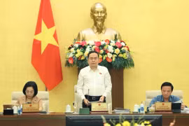 Председатель НС Чан Тхань Ман выступает на 5-м тематическом заседании по законотворчеству 12 августа. (ВИA)