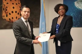 Посол Данг Хоанг Жанг вручает представление Вьетнама представителю Комиссии по границам континентального шельфа. (Фото: ВИA)