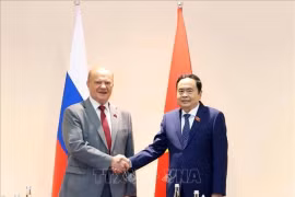 Председатель Национального собрания (НС) Чан Тхань Ман (справа) и лидер Коммунистической партии Российской Федерации Геннадий Зюганов. (Фото: ВИA)