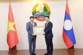 Орден Свободы Лаоса был вручен послу Вьетнама (Фото: ВИA)