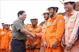 Премьер-министр Фам Минь Тьинь встречается с инженерами и строителями проекта. (Фото: ВИA)