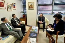 Посол Данг Хоанг Жанг (второй слева), постоянный представитель Вьетнама при ООН, встречается с Владимиром Яресом (второй справа), директором Отдела ООН по вопросам океана и морскому праву, в Нью-Йорке. (Фото: ВИA)